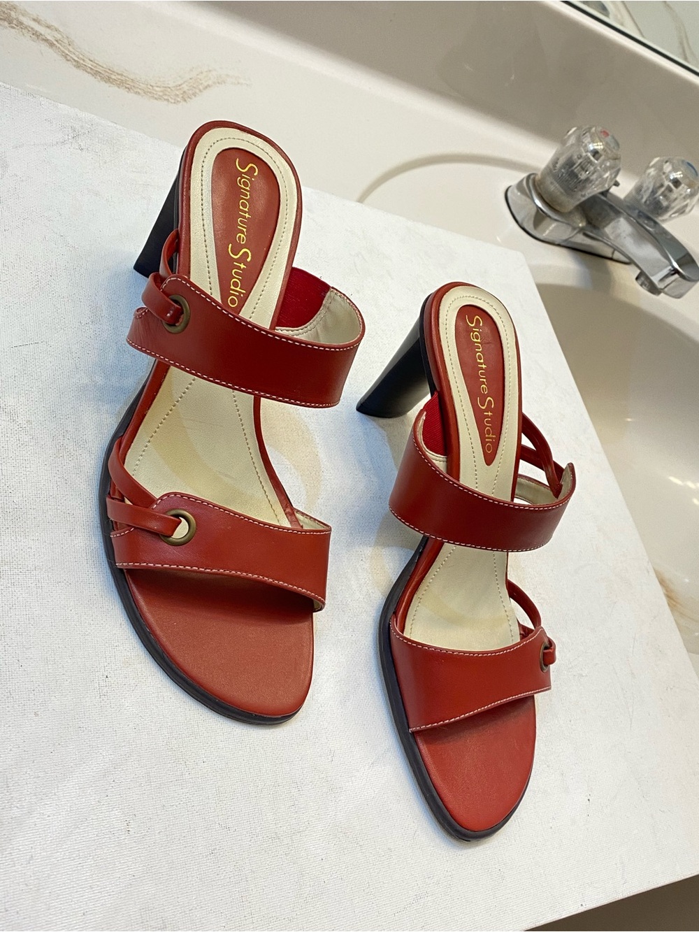 Signature Studio Victoria heels sandals Size 7.5M great condition leather upper